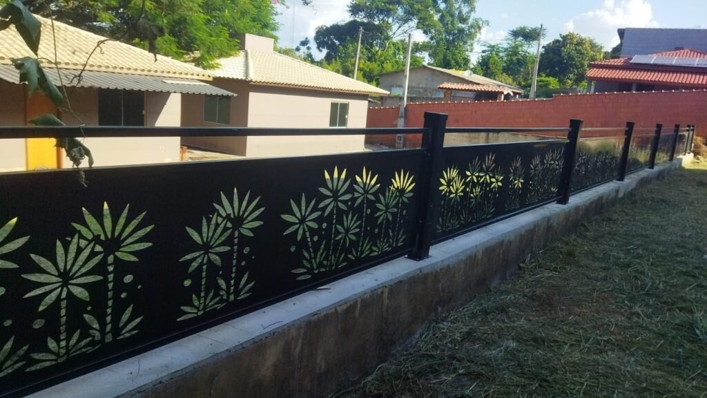 Cerca Construida de painéis decorados cortados a laser
